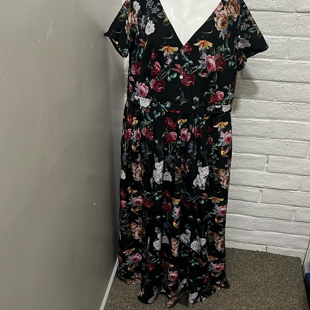 Eshakti 24w/3x floral short sleeve dress. Black floral. EUC.